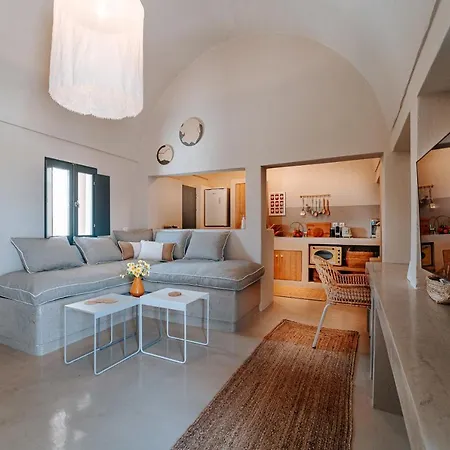 Present Perfect - Private Pool