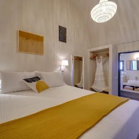 Present Perfect - Private Pool