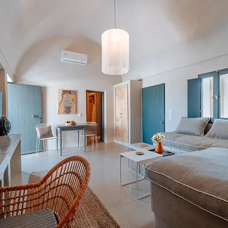 Present Perfect - Private Pool