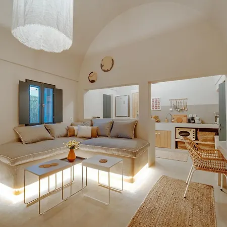 Present Perfect - Private Pool