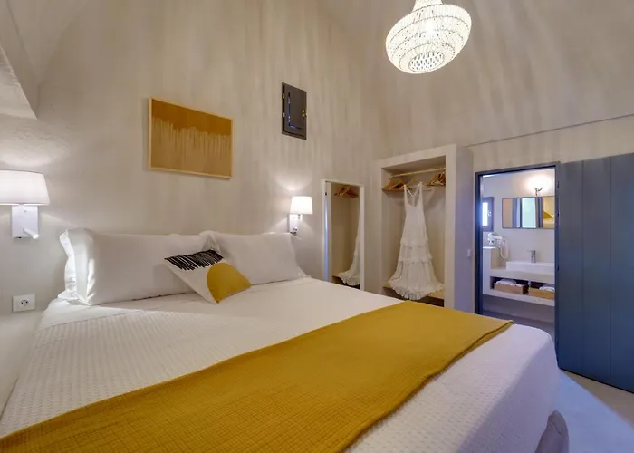 Present Perfect - Private Pool