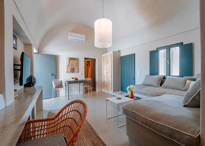 Present Perfect - Private Pool