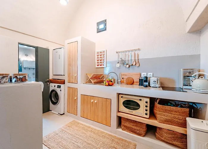 Present Perfect - Private Pool