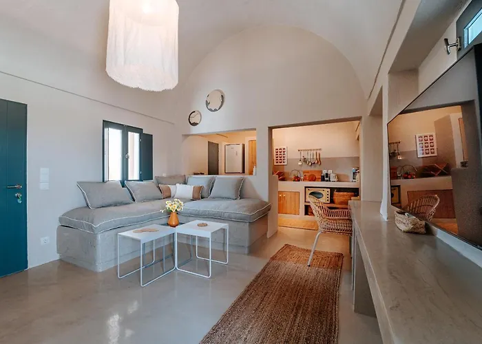 Present Perfect - Private Pool