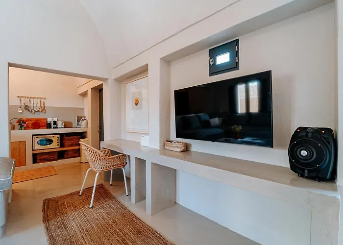 Present Perfect - Private Pool