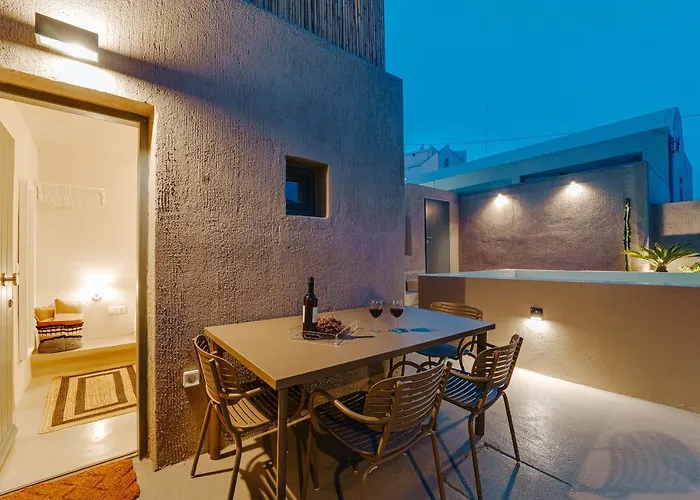 Present Perfect - Private Pool