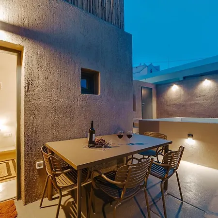 Present Perfect - Private Pool