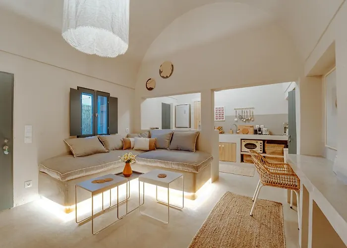 Present Perfect - Private Pool